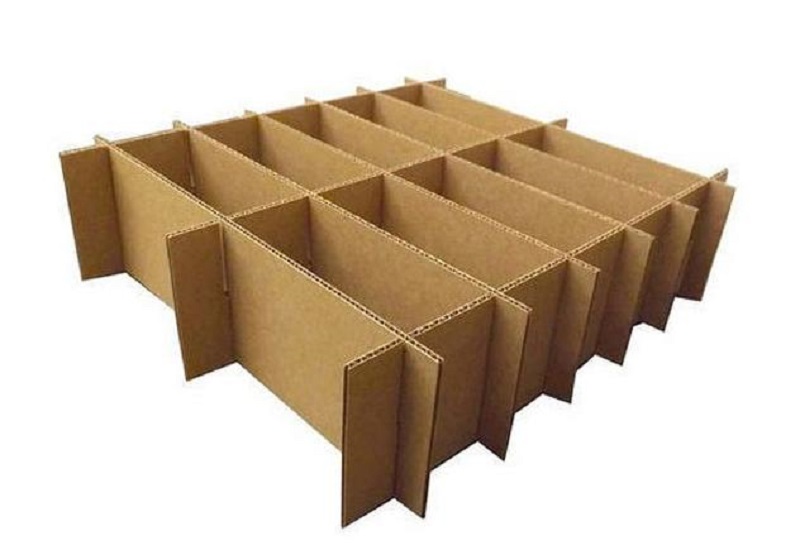 Vách ngăn làm bằng tấm carton được định hình trước khi cho vào thùng